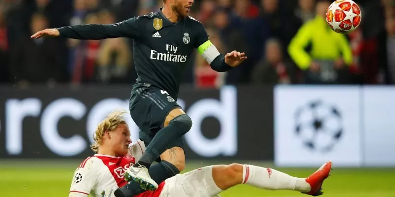 Tẩy thẻ l&agrave; chiến thuật "đ&aacute;nh đổi" thẻ phạt trong trận thi đấu. 