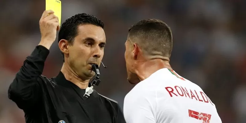 Mục đ&iacute;ch của việc gỡ thẻ trong b&oacute;ng đ&aacute; để giữ c&aacute;c cầu thủ quan trọng.